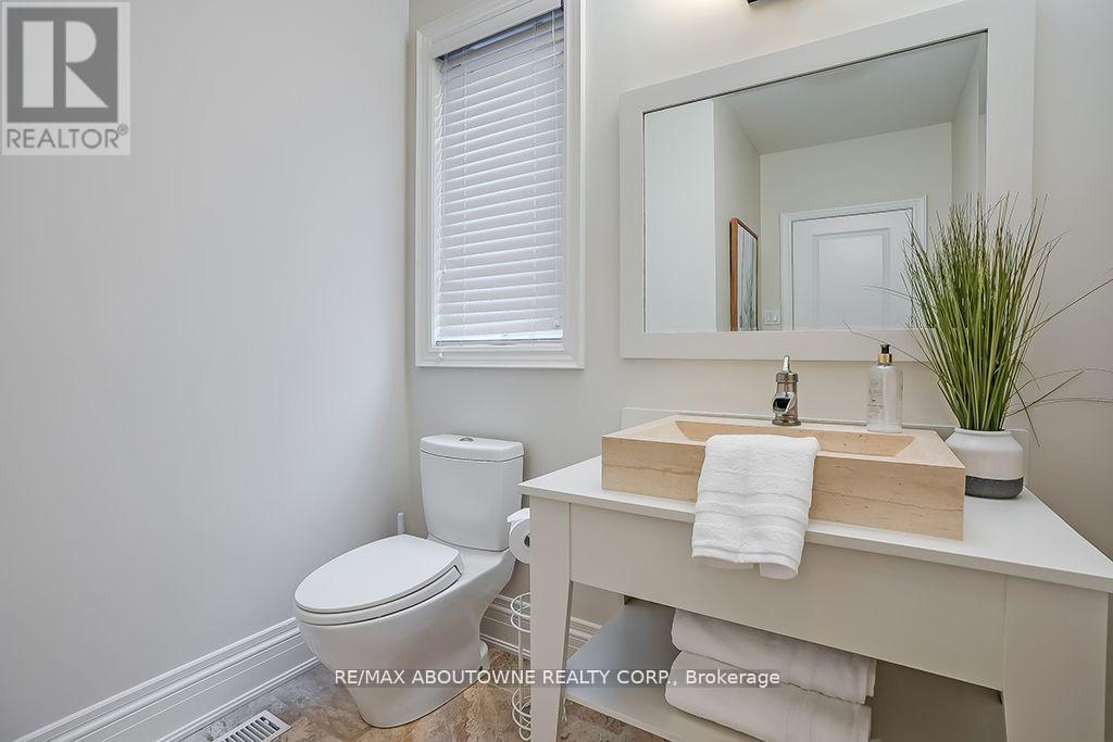 












393 CLAREMONT CRESCENT

,
Oakville (FD Ford),




Ontario
L6J6J9

