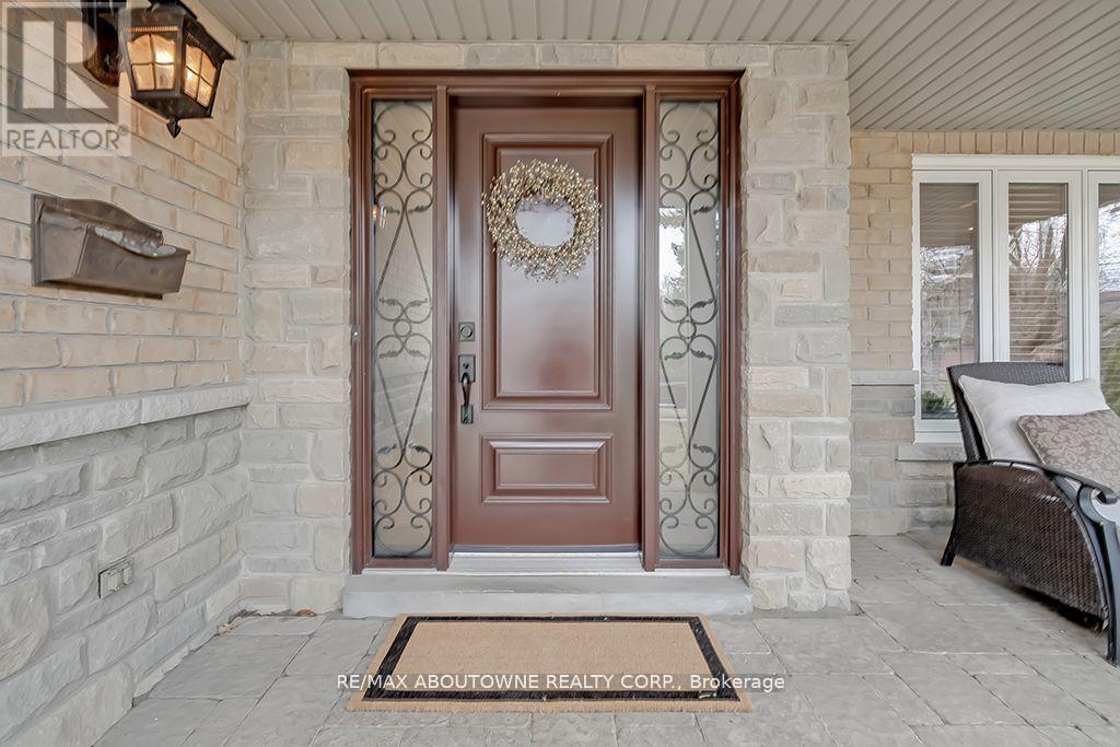 












393 CLAREMONT CRESCENT

,
Oakville (FD Ford),




Ontario
L6J6J9

