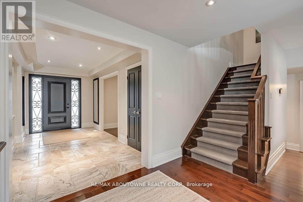 












393 CLAREMONT CRESCENT

,
Oakville (FD Ford),




Ontario
L6J6J9

