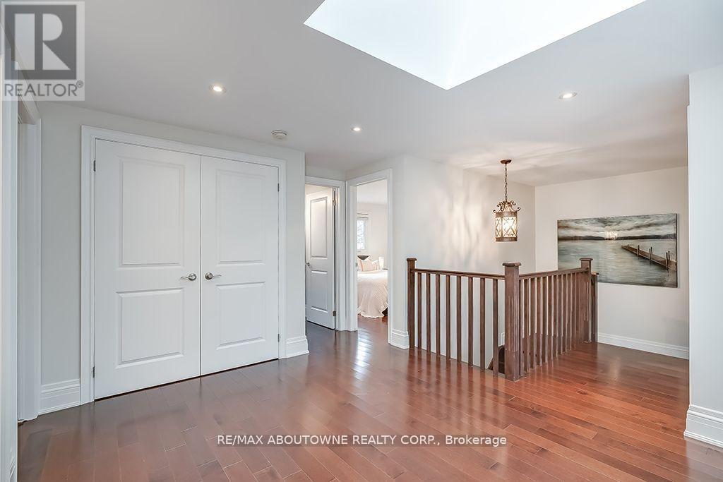












393 CLAREMONT CRESCENT

,
Oakville (FD Ford),




Ontario
L6J6J9

