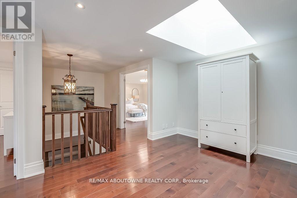 












393 CLAREMONT CRESCENT

,
Oakville (FD Ford),




Ontario
L6J6J9

