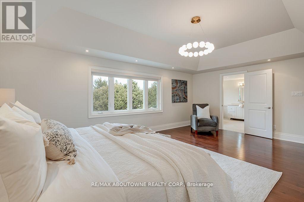 












393 CLAREMONT CRESCENT

,
Oakville (FD Ford),




Ontario
L6J6J9

