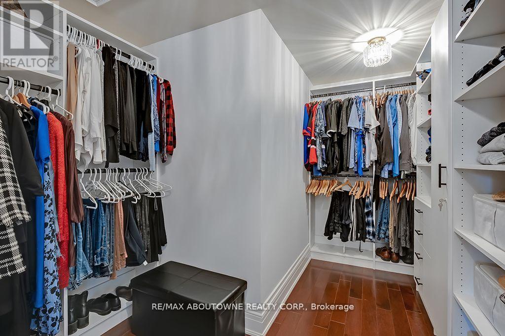 












393 CLAREMONT CRESCENT

,
Oakville (FD Ford),




Ontario
L6J6J9

