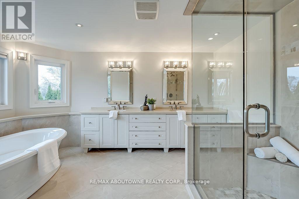 












393 CLAREMONT CRESCENT

,
Oakville (FD Ford),




Ontario
L6J6J9


