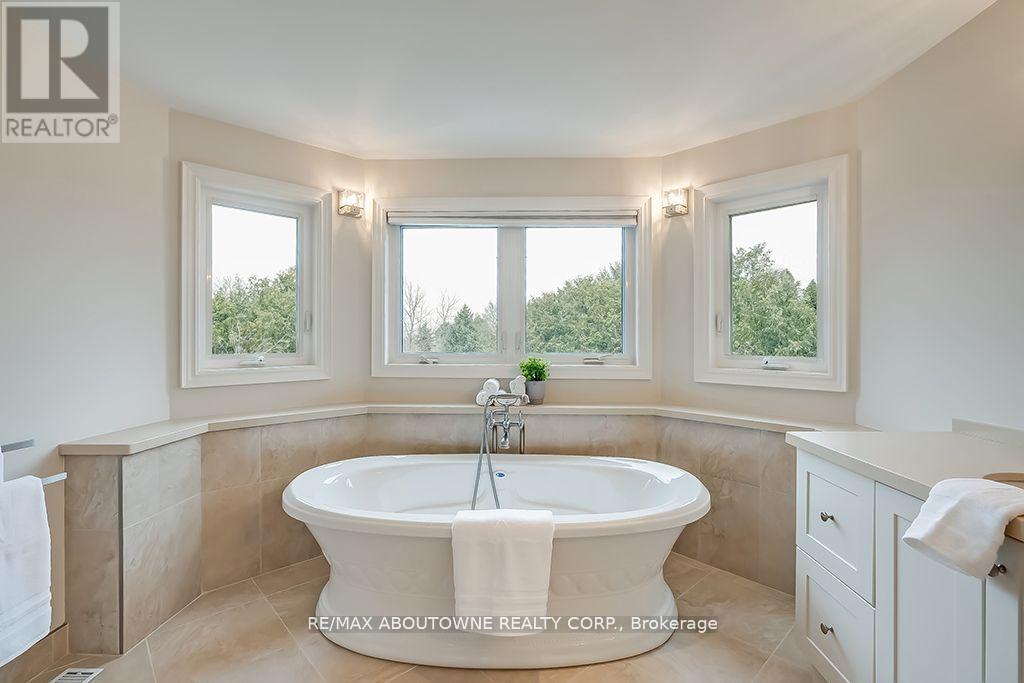












393 CLAREMONT CRESCENT

,
Oakville (FD Ford),




Ontario
L6J6J9

