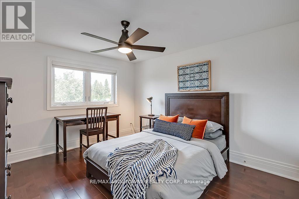












393 CLAREMONT CRESCENT

,
Oakville (FD Ford),




Ontario
L6J6J9

