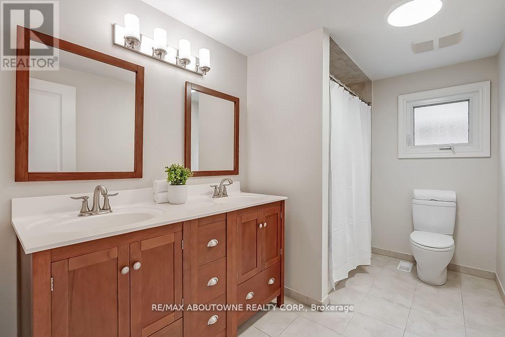 












393 CLAREMONT CRESCENT

,
Oakville (FD Ford),




Ontario
L6J6J9

