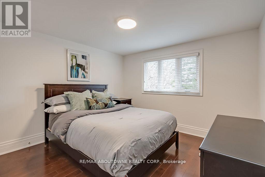 












393 CLAREMONT CRESCENT

,
Oakville (FD Ford),




Ontario
L6J6J9

