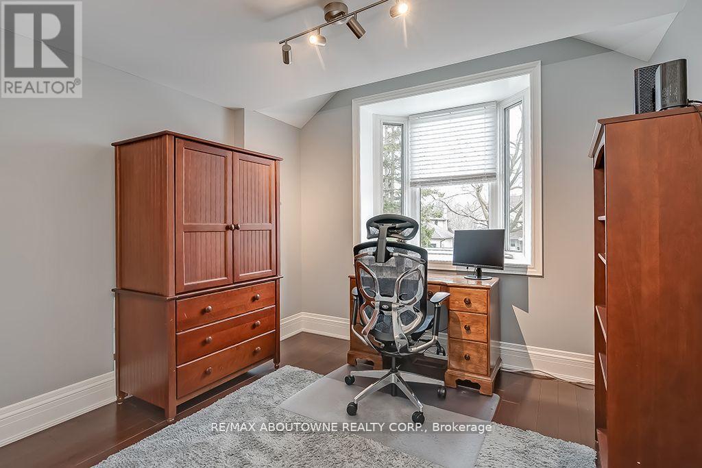 












393 CLAREMONT CRESCENT

,
Oakville (FD Ford),




Ontario
L6J6J9

