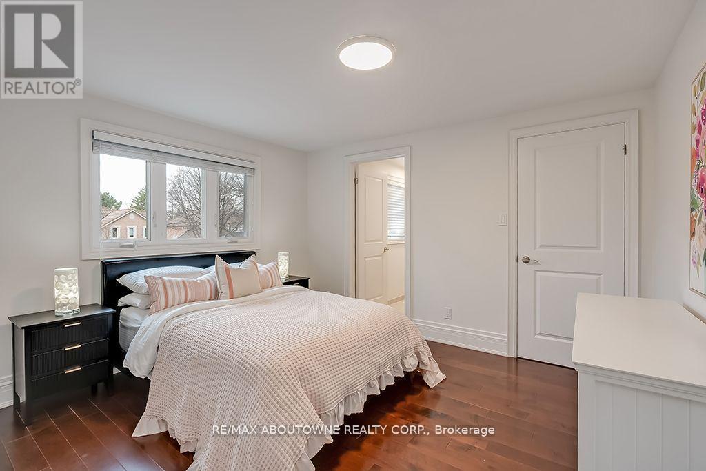 












393 CLAREMONT CRESCENT

,
Oakville (FD Ford),




Ontario
L6J6J9

