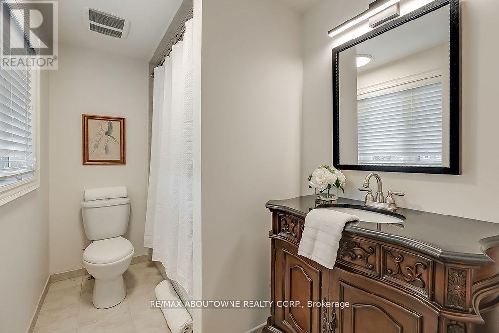 












393 CLAREMONT CRESCENT

,
Oakville (FD Ford),




Ontario
L6J6J9

