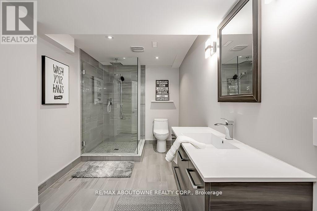 












393 CLAREMONT CRESCENT

,
Oakville (FD Ford),




Ontario
L6J6J9

