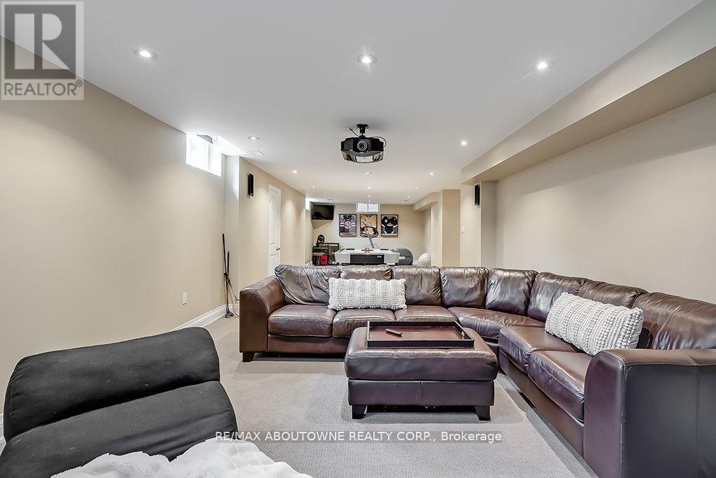 












393 CLAREMONT CRESCENT

,
Oakville (FD Ford),




Ontario
L6J6J9

