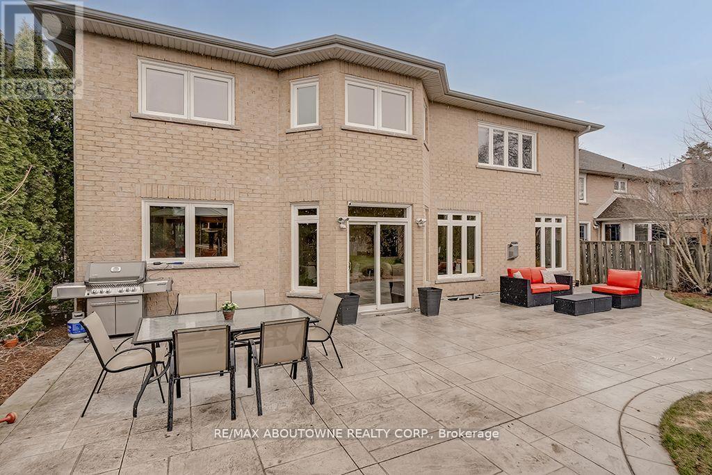 












393 CLAREMONT CRESCENT

,
Oakville (FD Ford),




Ontario
L6J6J9

