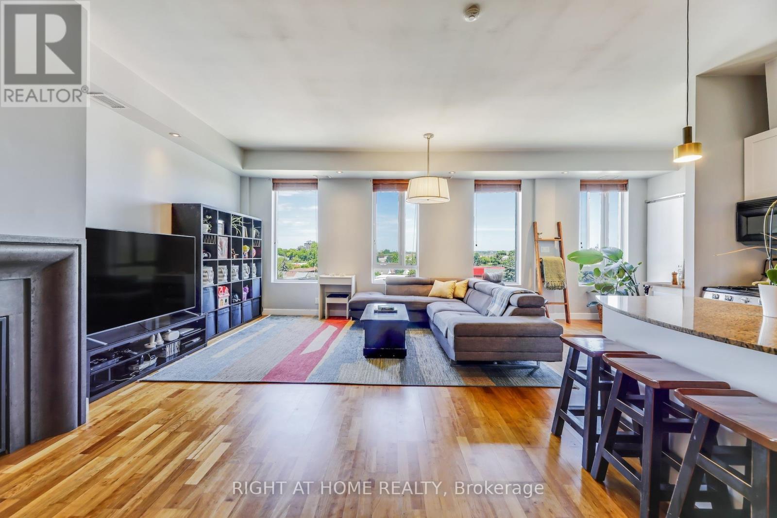 












504 - 1 ST JOHNS ROAD

,
Toronto (Junction Area),




Ontario
M6P1T7

