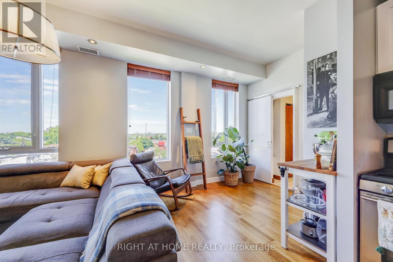 












504 - 1 ST JOHNS ROAD

,
Toronto (Junction Area),




Ontario
M6P1T7

