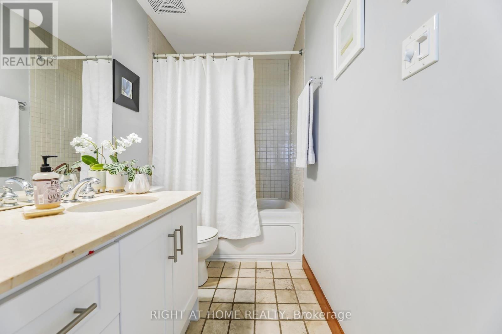 












504 - 1 ST JOHNS ROAD

,
Toronto (Junction Area),




Ontario
M6P1T7

