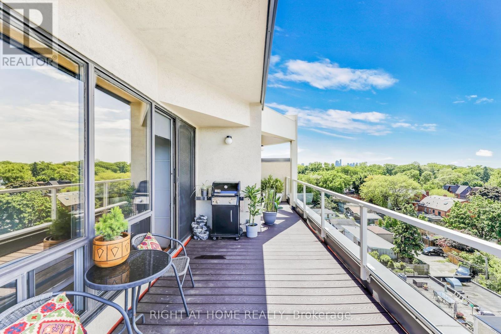












504 - 1 ST JOHNS ROAD

,
Toronto (Junction Area),




Ontario
M6P1T7

