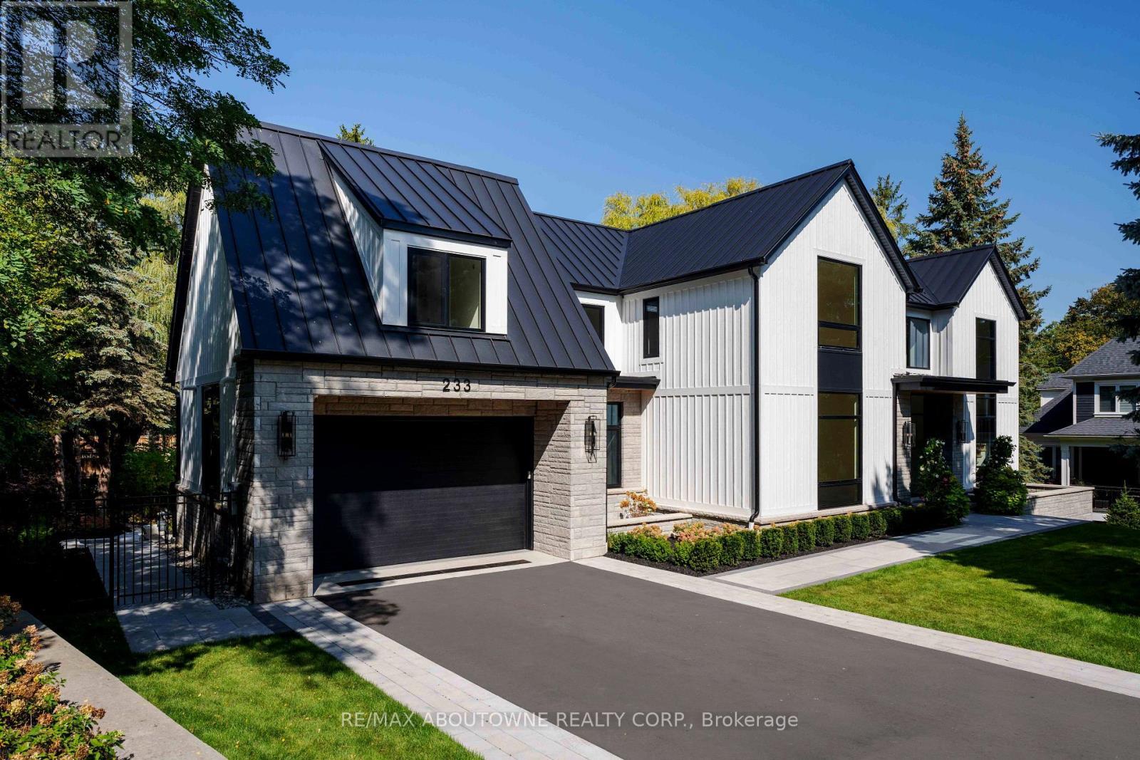 












233 LAKEWOOD DRIVE

,
Oakville (CO Central),




Ontario
L6K1B3

