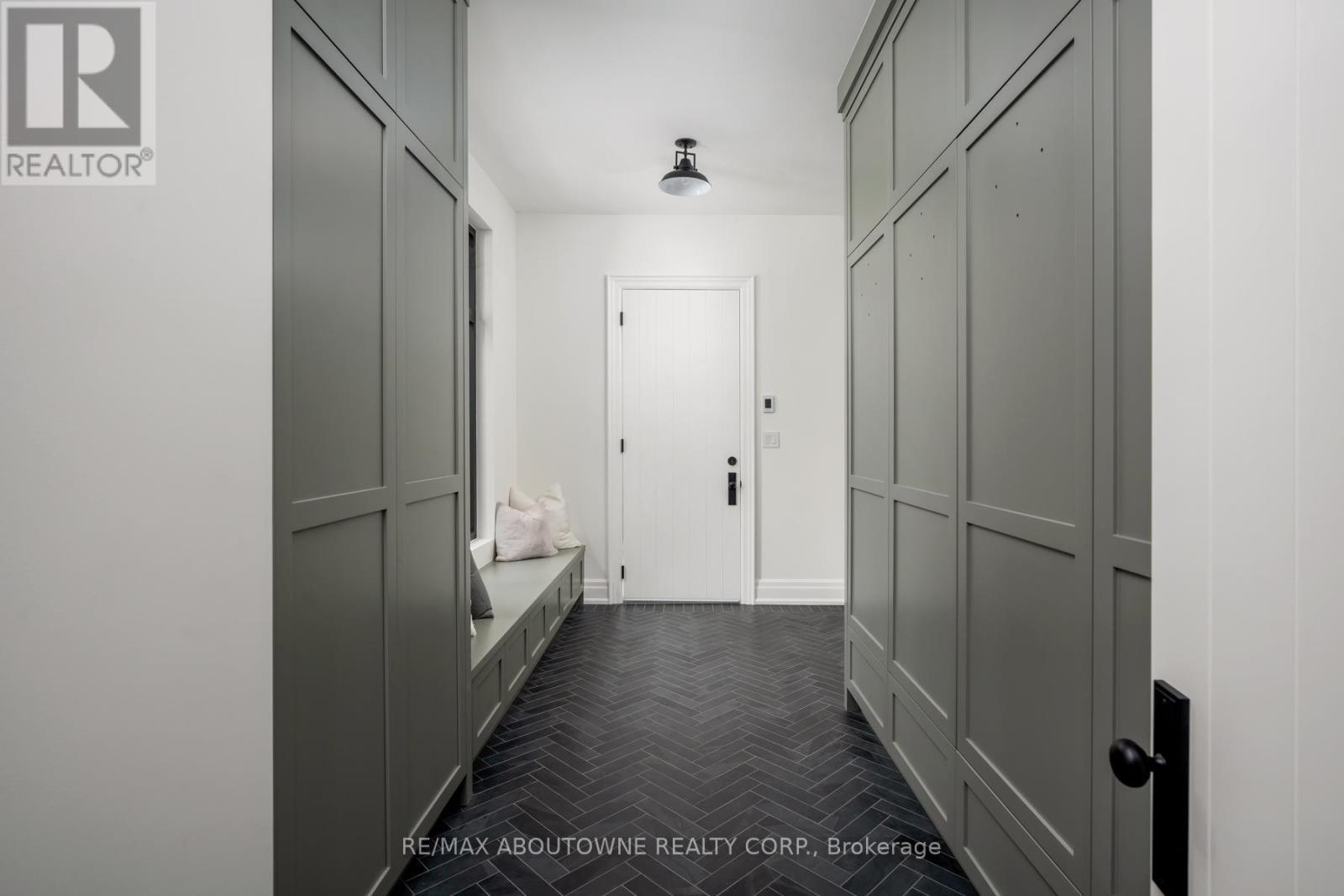 












233 LAKEWOOD DRIVE

,
Oakville (CO Central),




Ontario
L6K1B3

