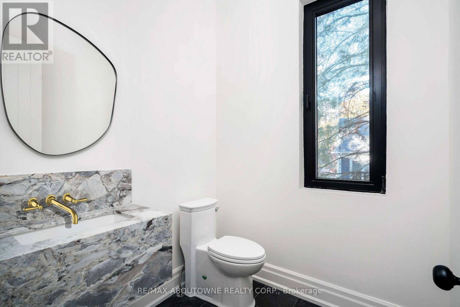 












233 LAKEWOOD DRIVE

,
Oakville (CO Central),




Ontario
L6K1B3

