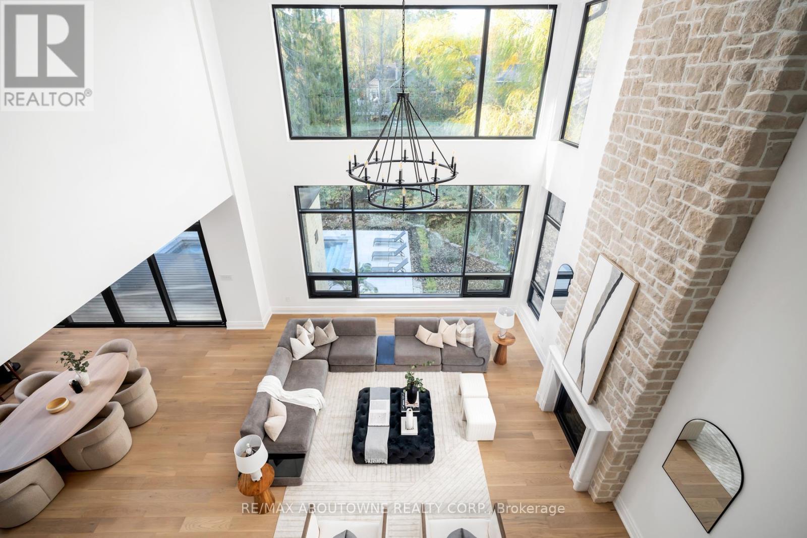 












233 LAKEWOOD DRIVE

,
Oakville (CO Central),




Ontario
L6K1B3

