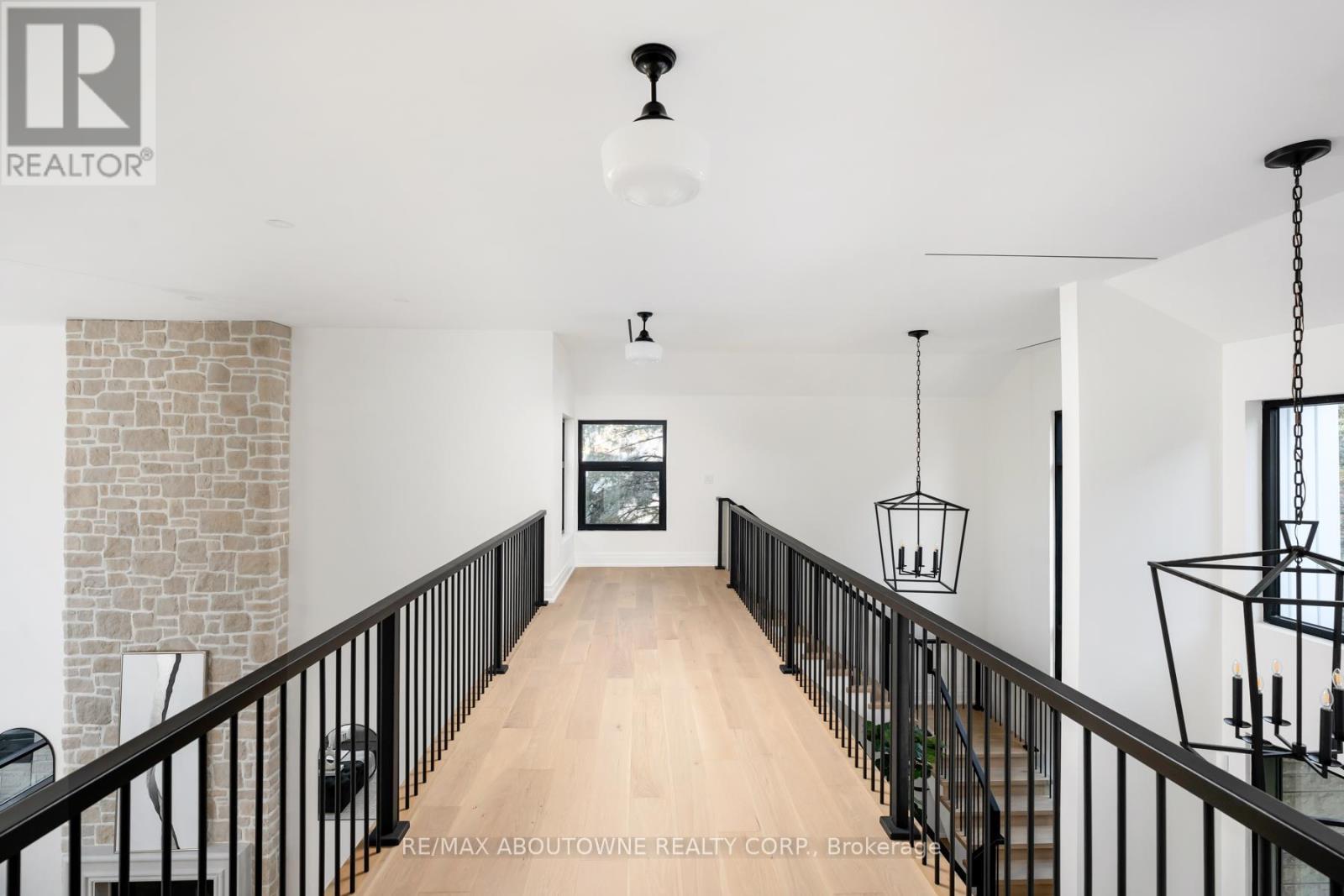 












233 LAKEWOOD DRIVE

,
Oakville (CO Central),




Ontario
L6K1B3

