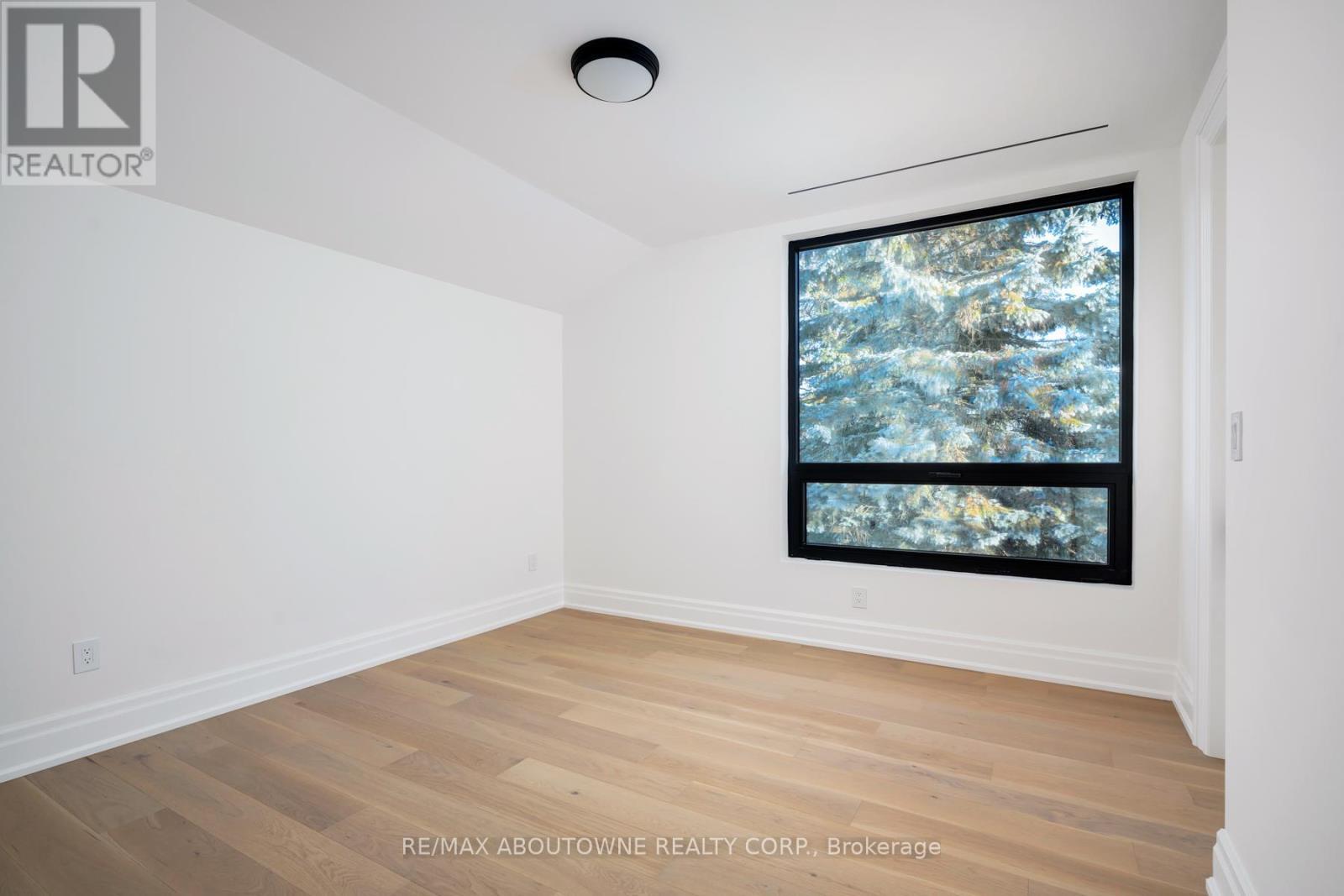 












233 LAKEWOOD DRIVE

,
Oakville (CO Central),




Ontario
L6K1B3

