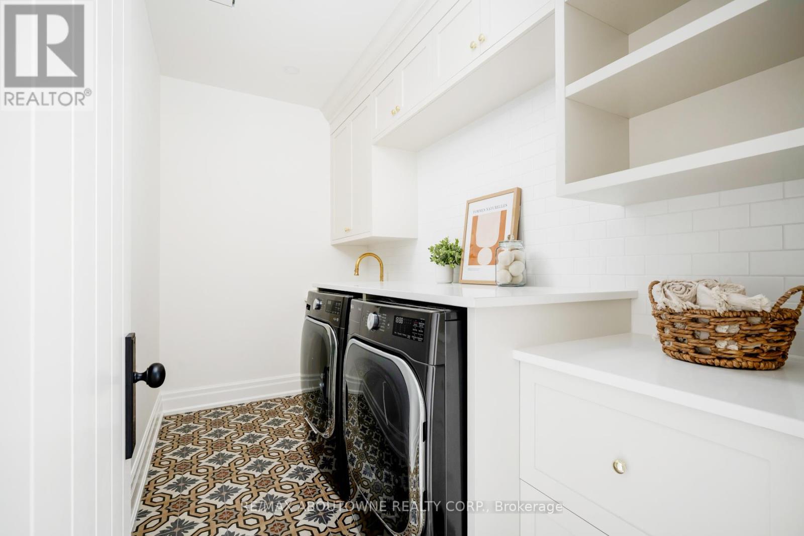 












233 LAKEWOOD DRIVE

,
Oakville (CO Central),




Ontario
L6K1B3

