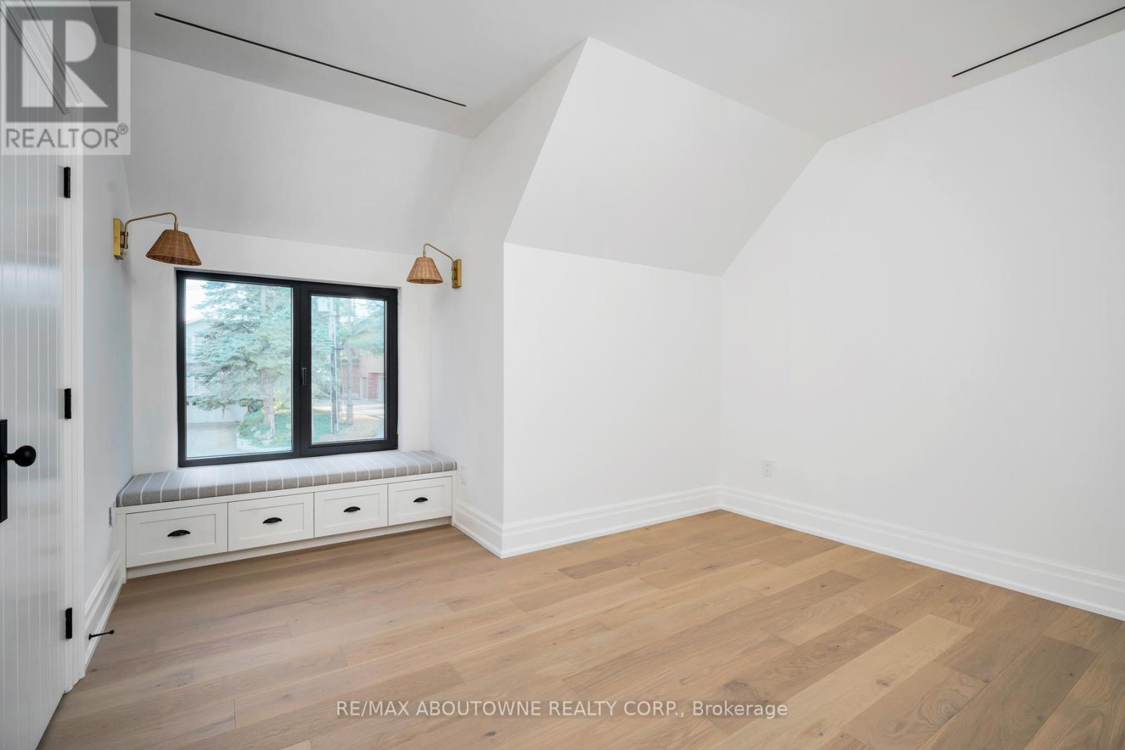 












233 LAKEWOOD DRIVE

,
Oakville (CO Central),




Ontario
L6K1B3

