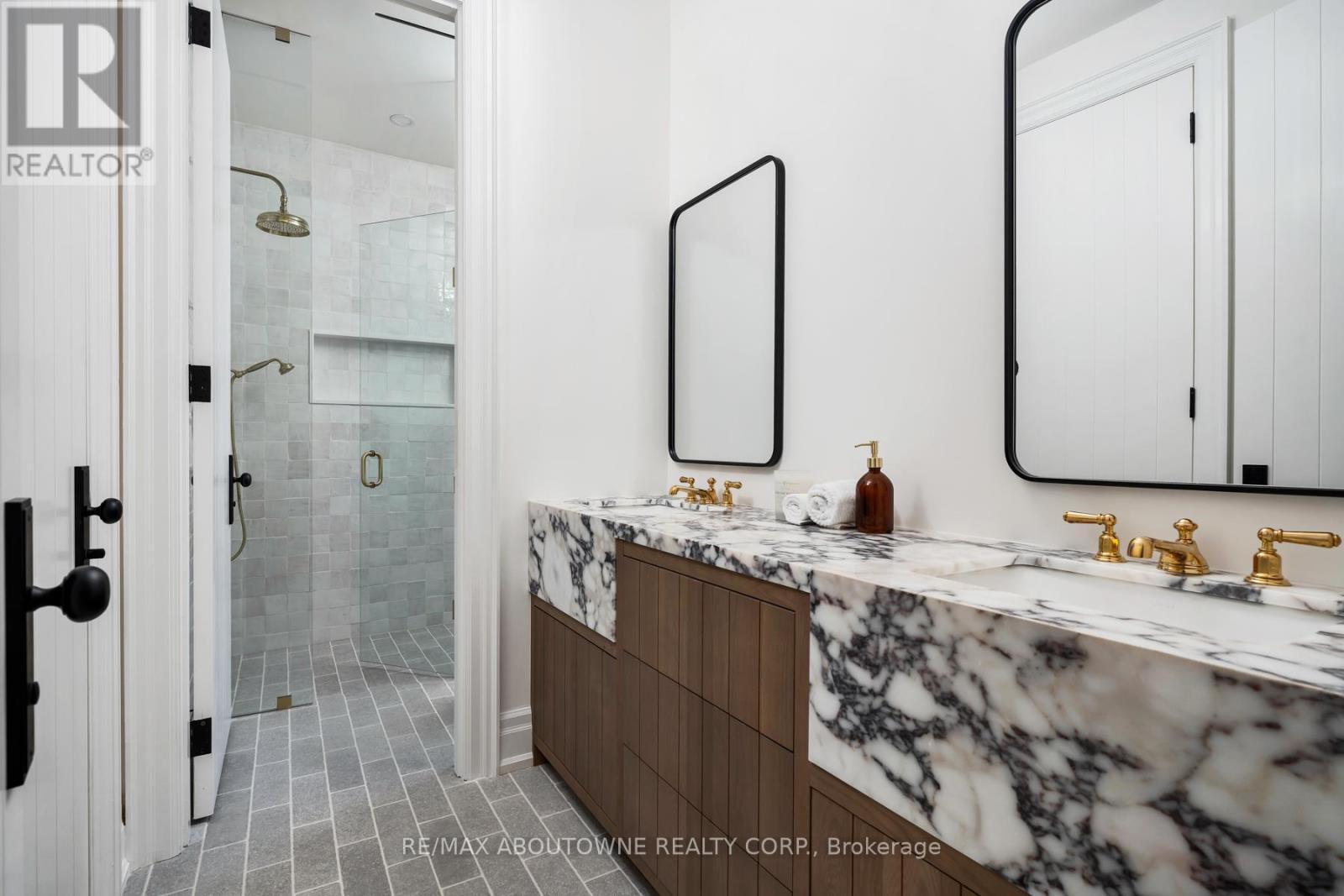 












233 LAKEWOOD DRIVE

,
Oakville (CO Central),




Ontario
L6K1B3


