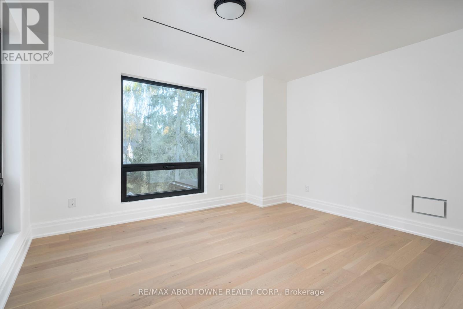












233 LAKEWOOD DRIVE

,
Oakville (CO Central),




Ontario
L6K1B3

