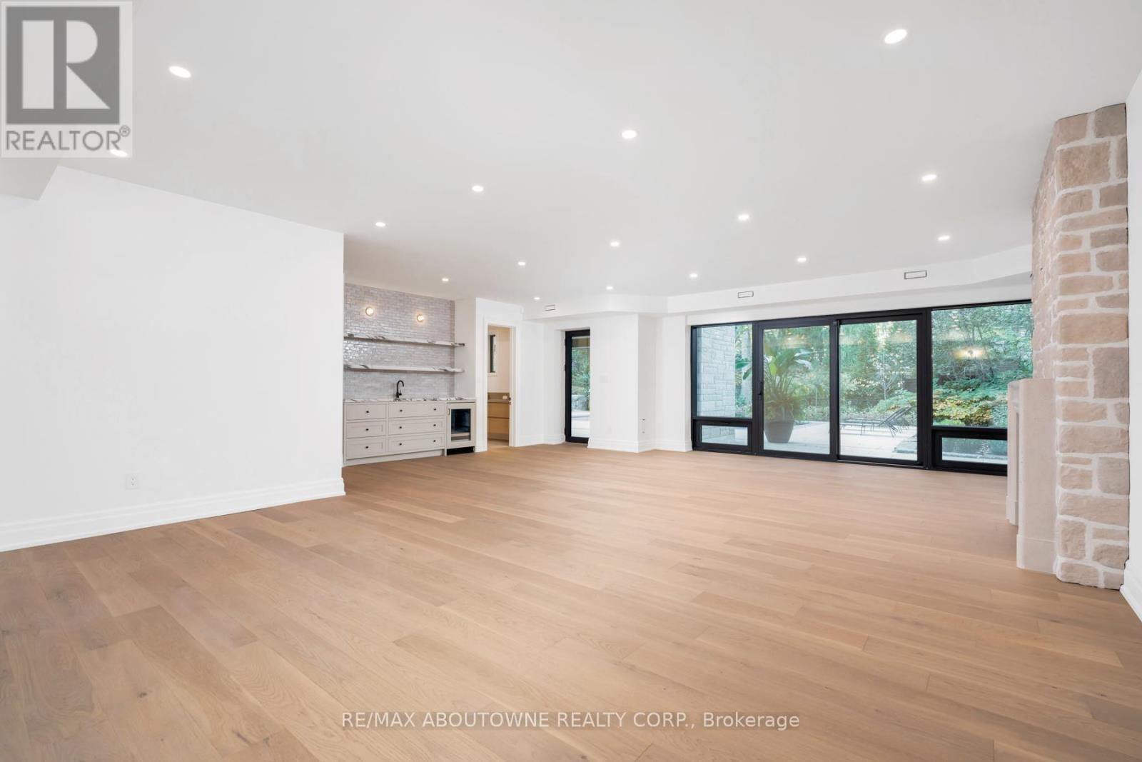 












233 LAKEWOOD DRIVE

,
Oakville (CO Central),




Ontario
L6K1B3

