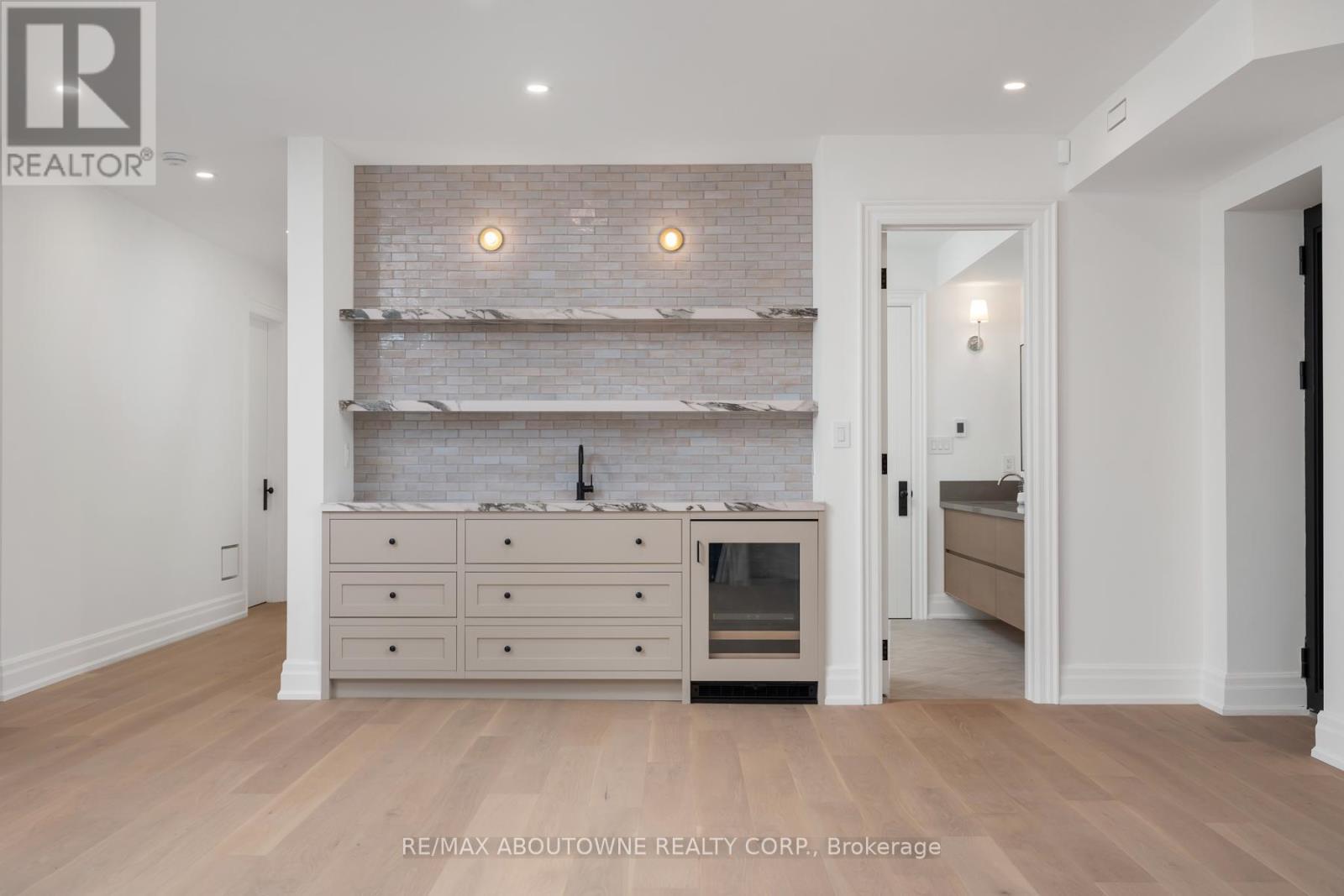 












233 LAKEWOOD DRIVE

,
Oakville (CO Central),




Ontario
L6K1B3

