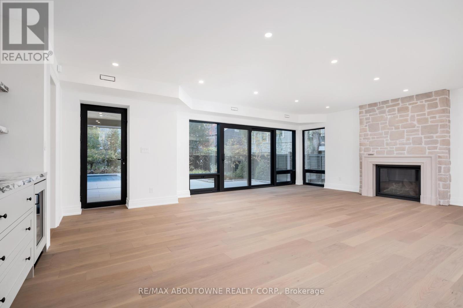 












233 LAKEWOOD DRIVE

,
Oakville (CO Central),




Ontario
L6K1B3

