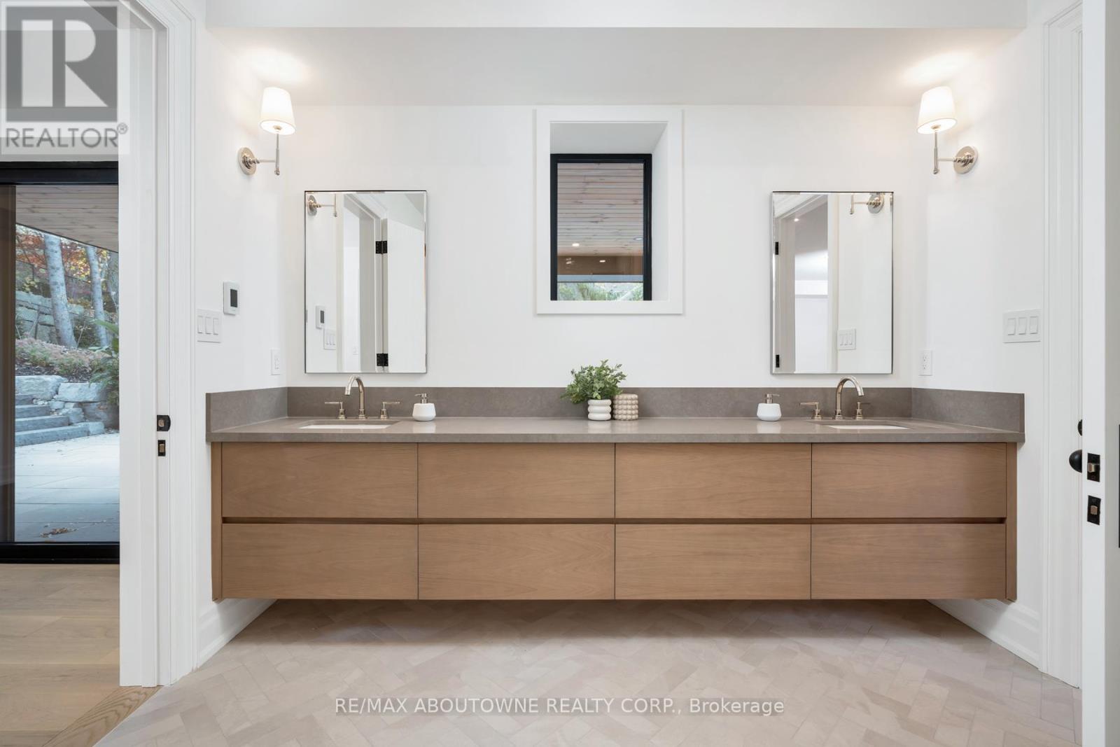 












233 LAKEWOOD DRIVE

,
Oakville (CO Central),




Ontario
L6K1B3

