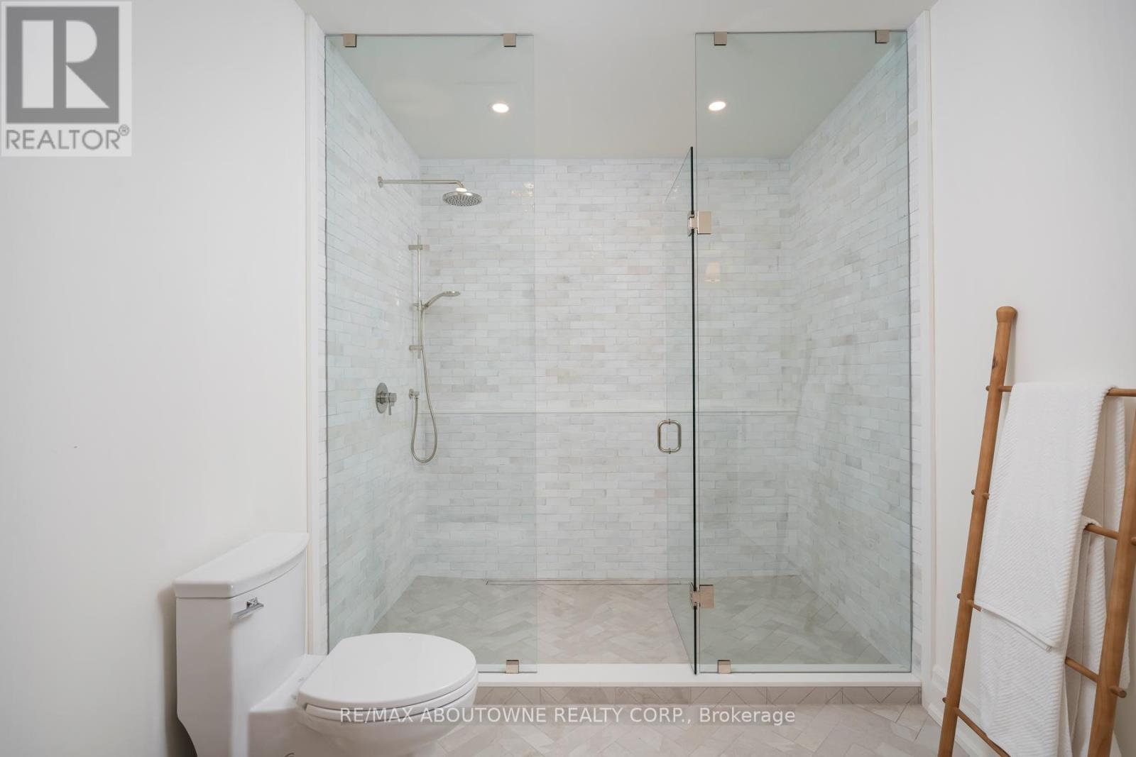 












233 LAKEWOOD DRIVE

,
Oakville (CO Central),




Ontario
L6K1B3

