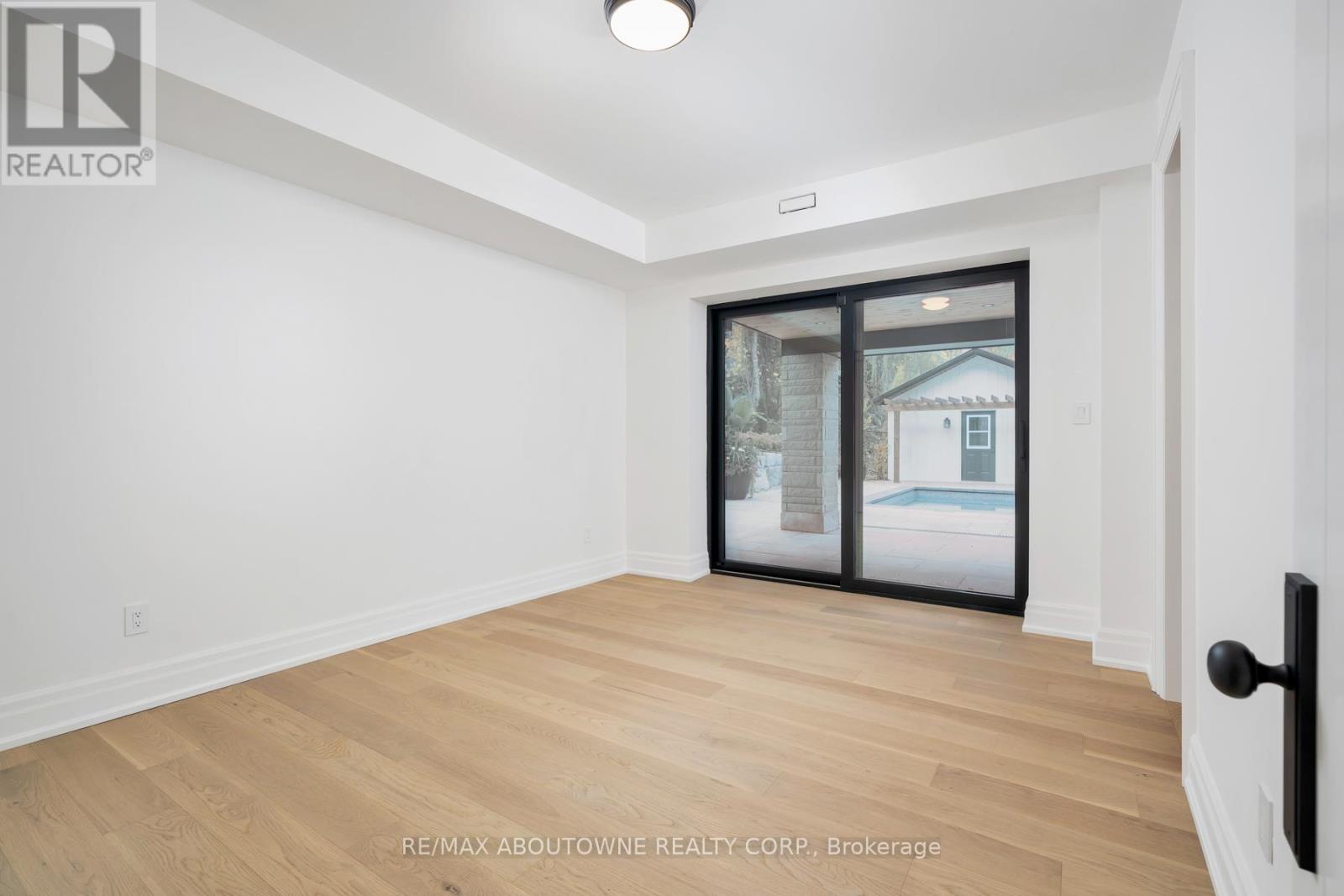 












233 LAKEWOOD DRIVE

,
Oakville (CO Central),




Ontario
L6K1B3

