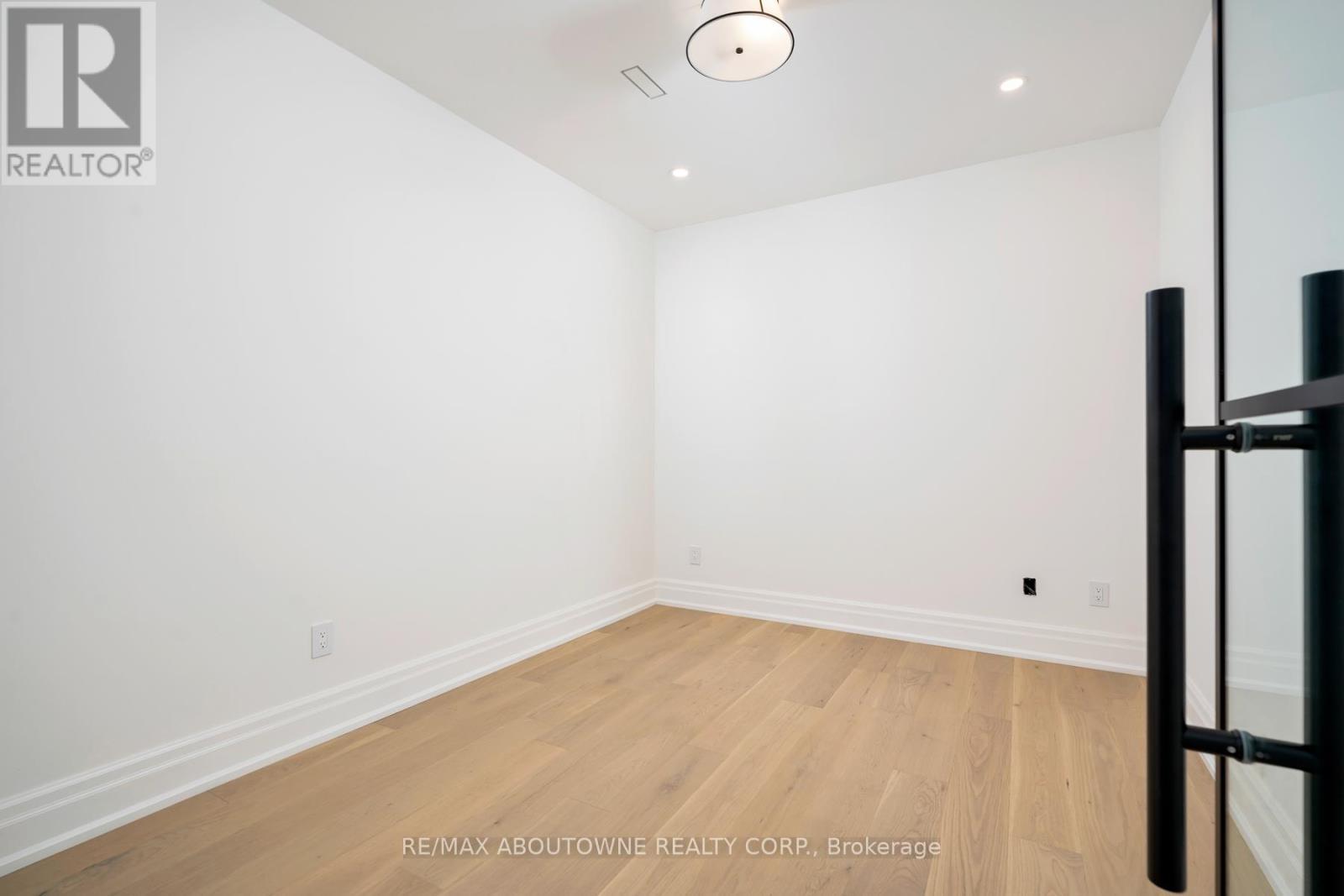 












233 LAKEWOOD DRIVE

,
Oakville (CO Central),




Ontario
L6K1B3

