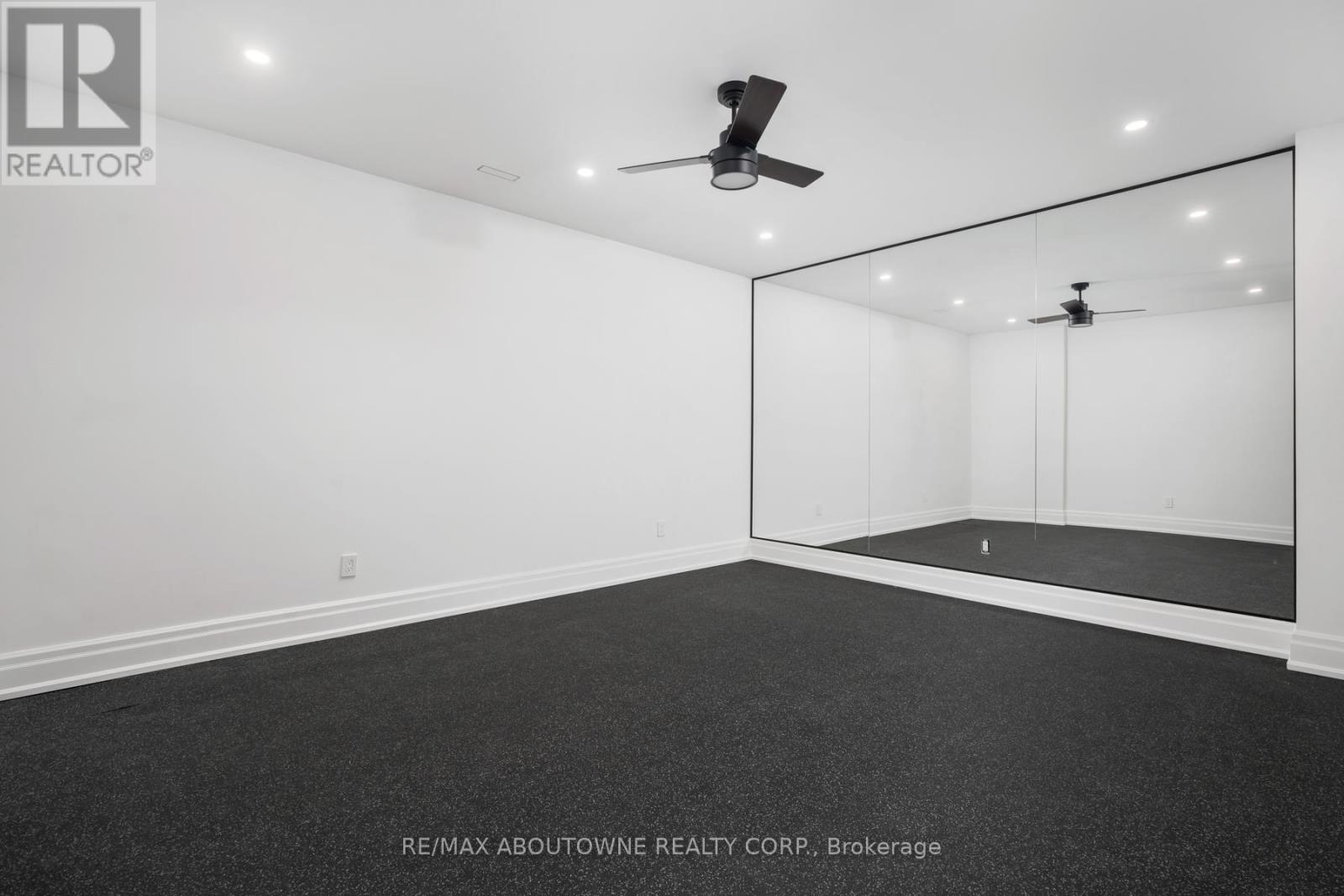 












233 LAKEWOOD DRIVE

,
Oakville (CO Central),




Ontario
L6K1B3

