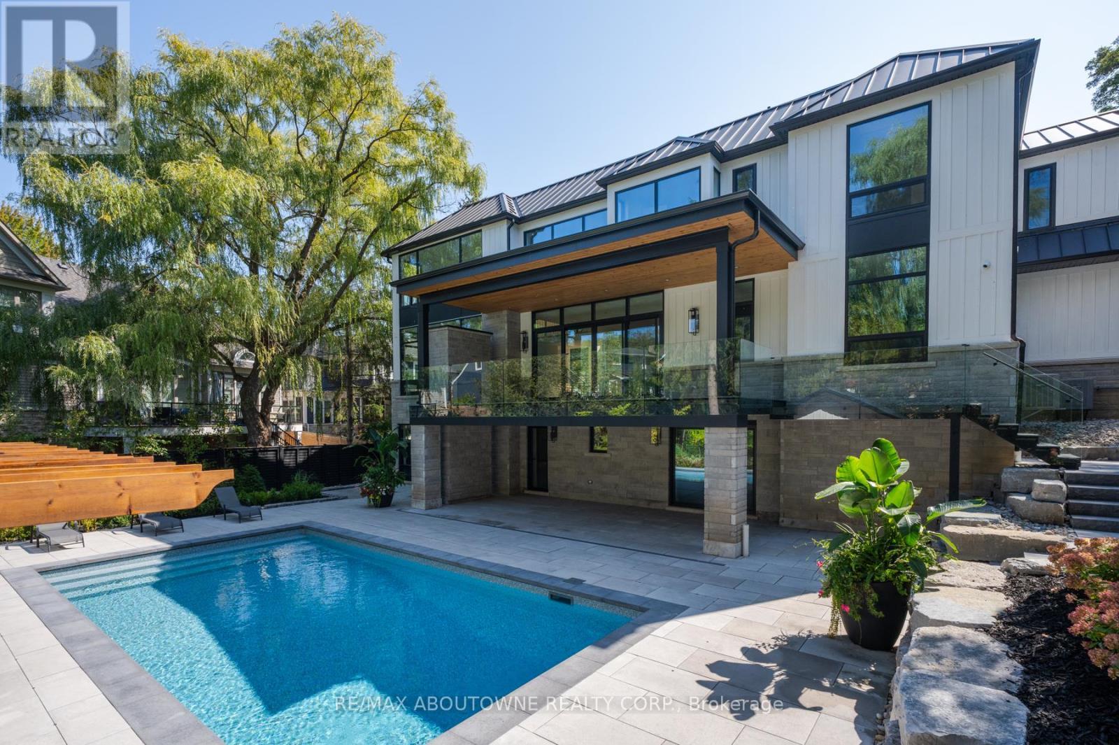 












233 LAKEWOOD DRIVE

,
Oakville (CO Central),




Ontario
L6K1B3

