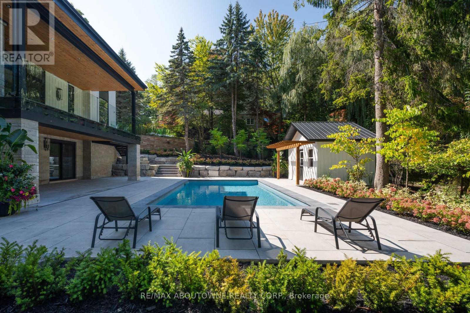 












233 LAKEWOOD DRIVE

,
Oakville (CO Central),




Ontario
L6K1B3

