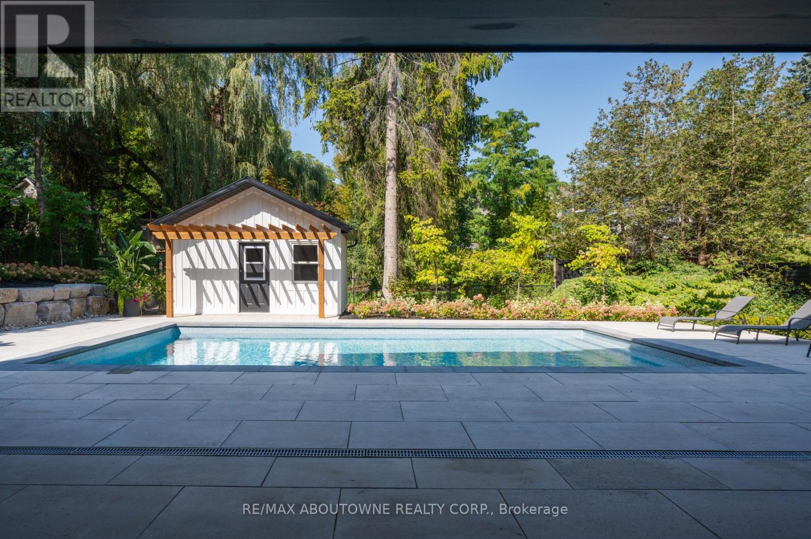 












233 LAKEWOOD DRIVE

,
Oakville (CO Central),




Ontario
L6K1B3

