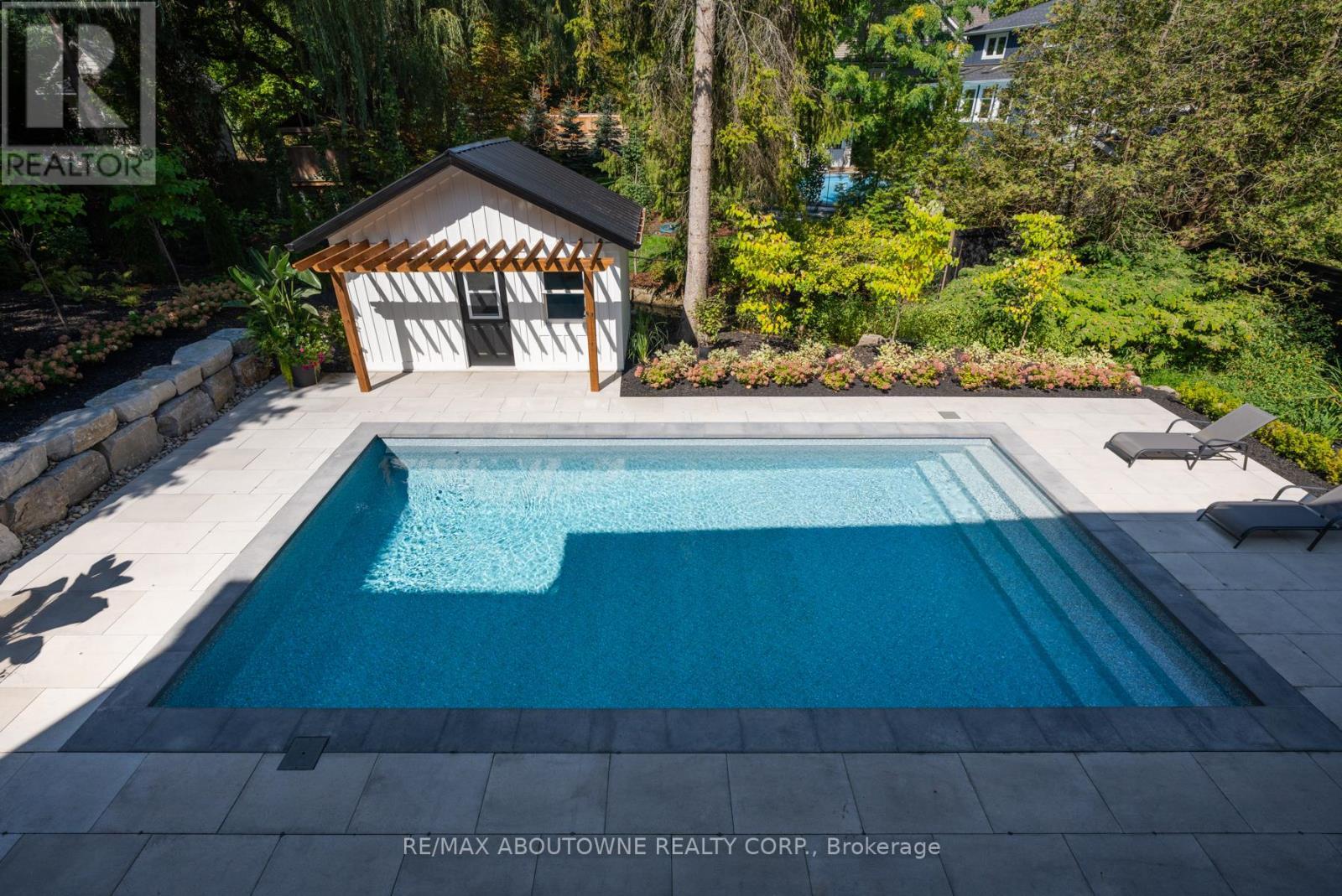 












233 LAKEWOOD DRIVE

,
Oakville (CO Central),




Ontario
L6K1B3

