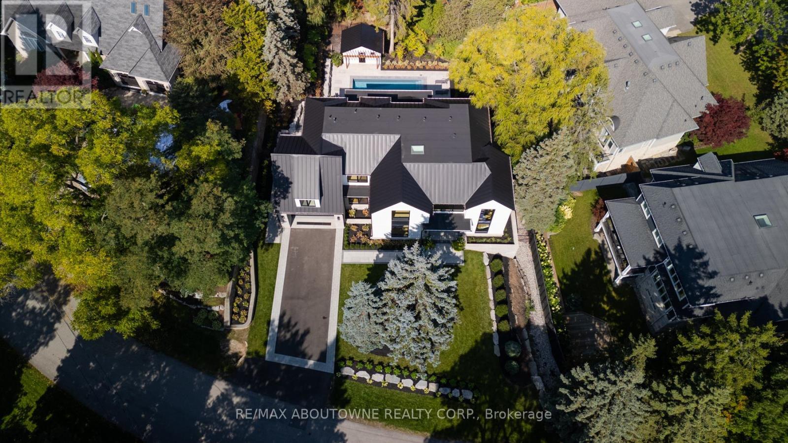 












233 LAKEWOOD DRIVE

,
Oakville (CO Central),




Ontario
L6K1B3

