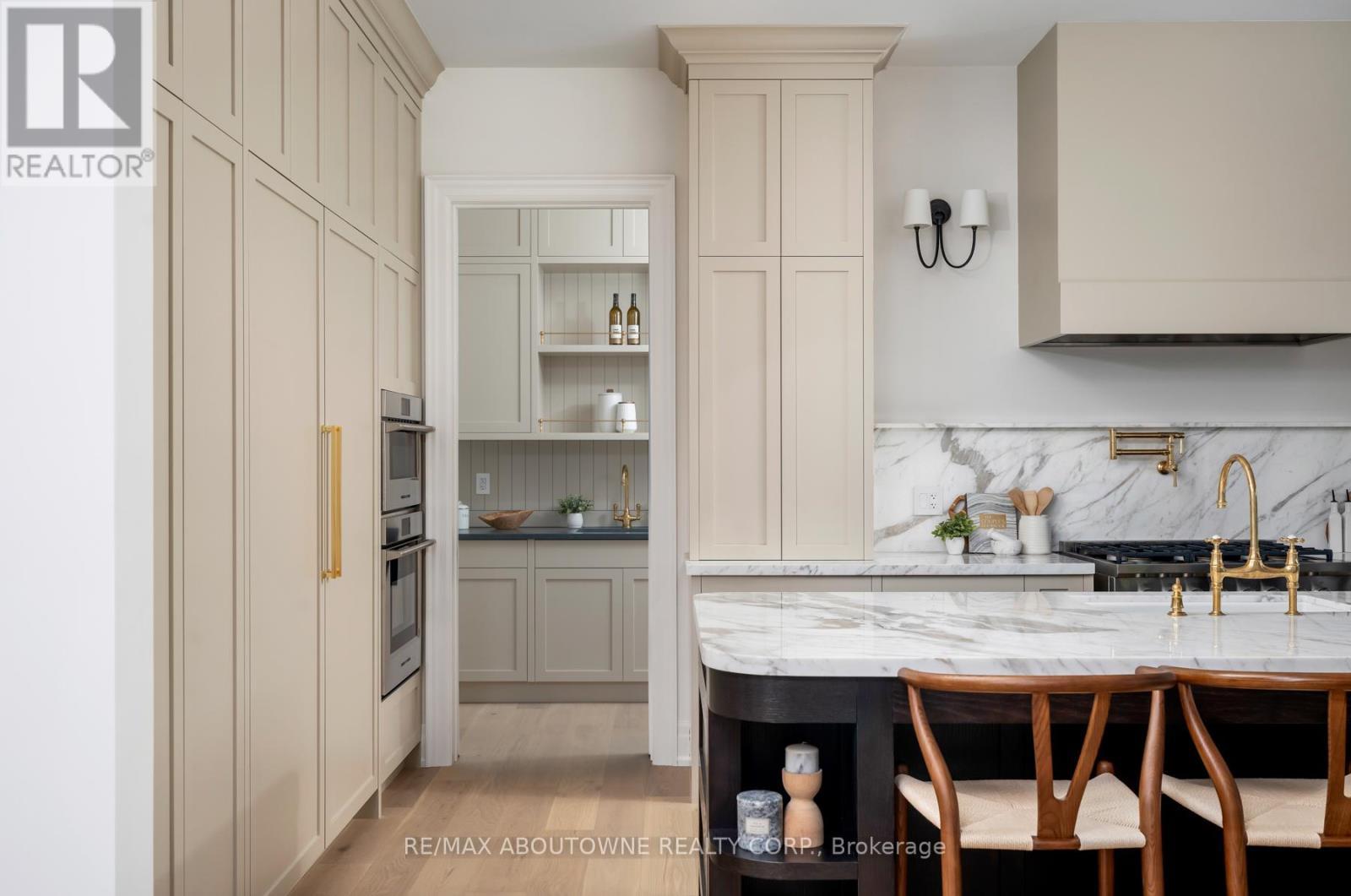 












233 LAKEWOOD DRIVE

,
Oakville (CO Central),




Ontario
L6K1B3

