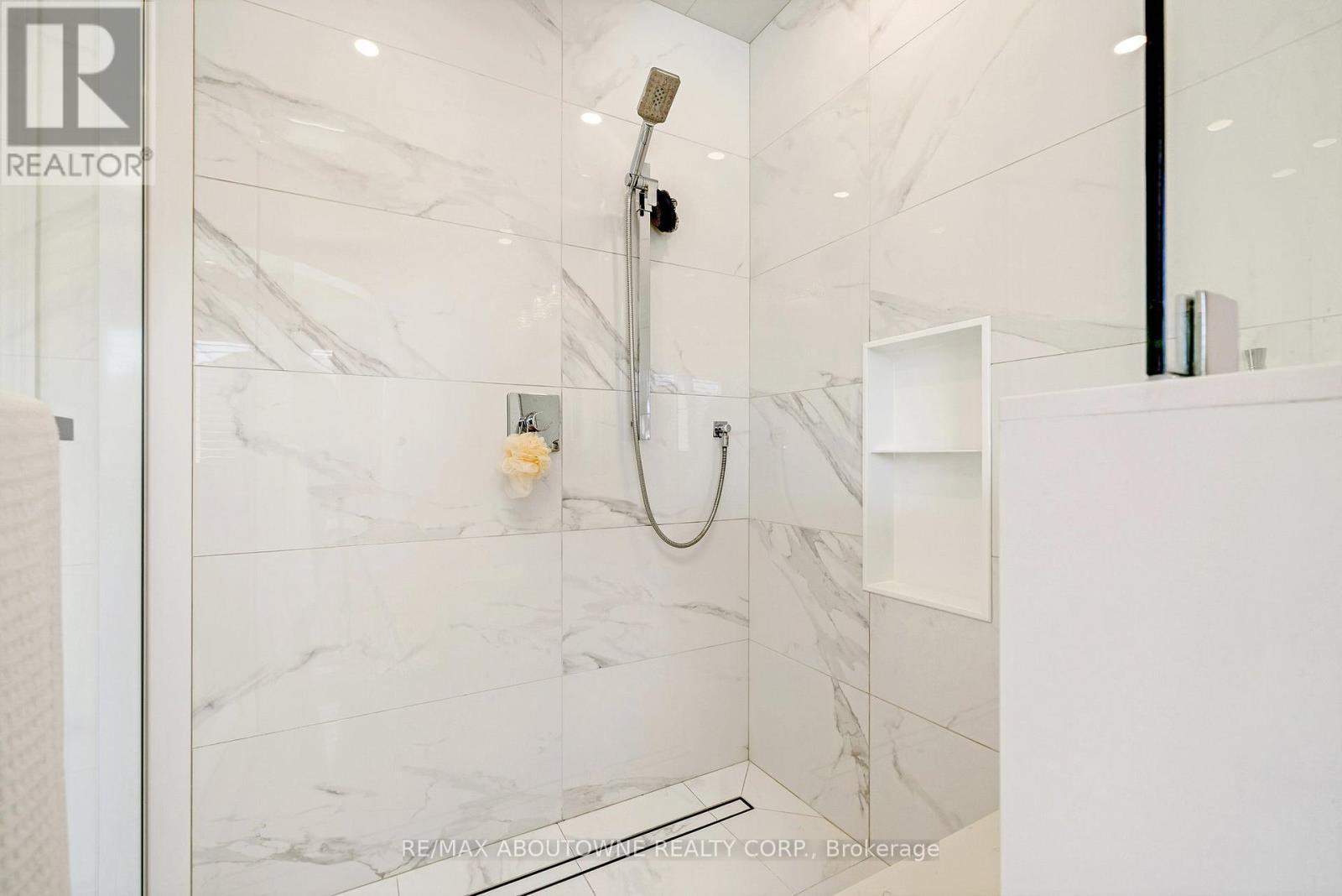 












3168 SADDLEWORTH CRESCENT

,
Oakville (BC Bronte Creek),




Ontario
L6M0A8

