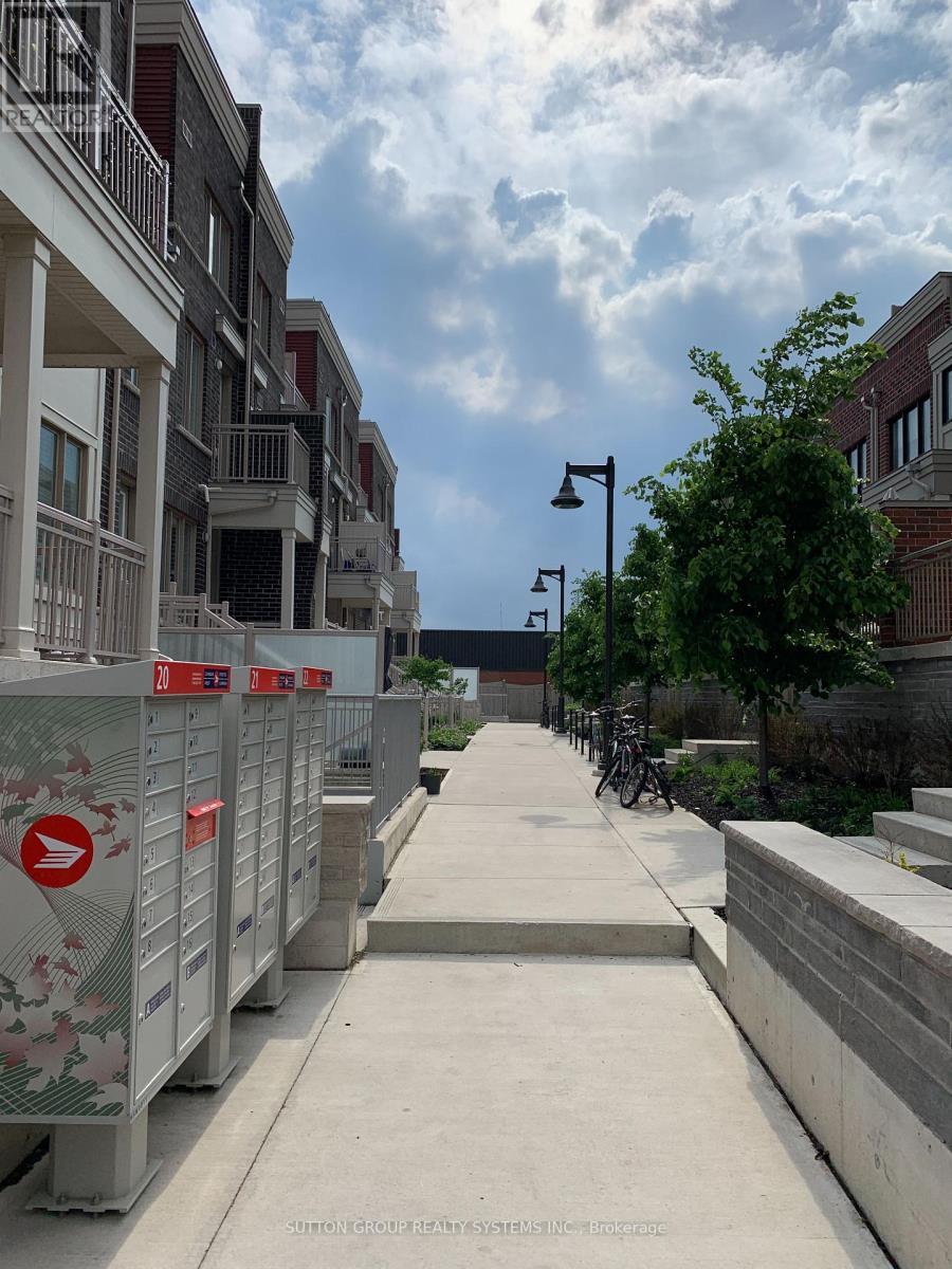 












10 - 90 EASTWOOD PARK GARDENS

,
Toronto (Long Branch),




Ontario
M8W0B2

