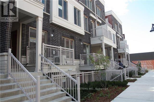 












10 - 90 EASTWOOD PARK GARDENS

,
Toronto (Long Branch),




Ontario
M8W0B2

