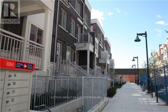 












10 - 90 EASTWOOD PARK GARDENS

,
Toronto (Long Branch),




Ontario
M8W0B2

